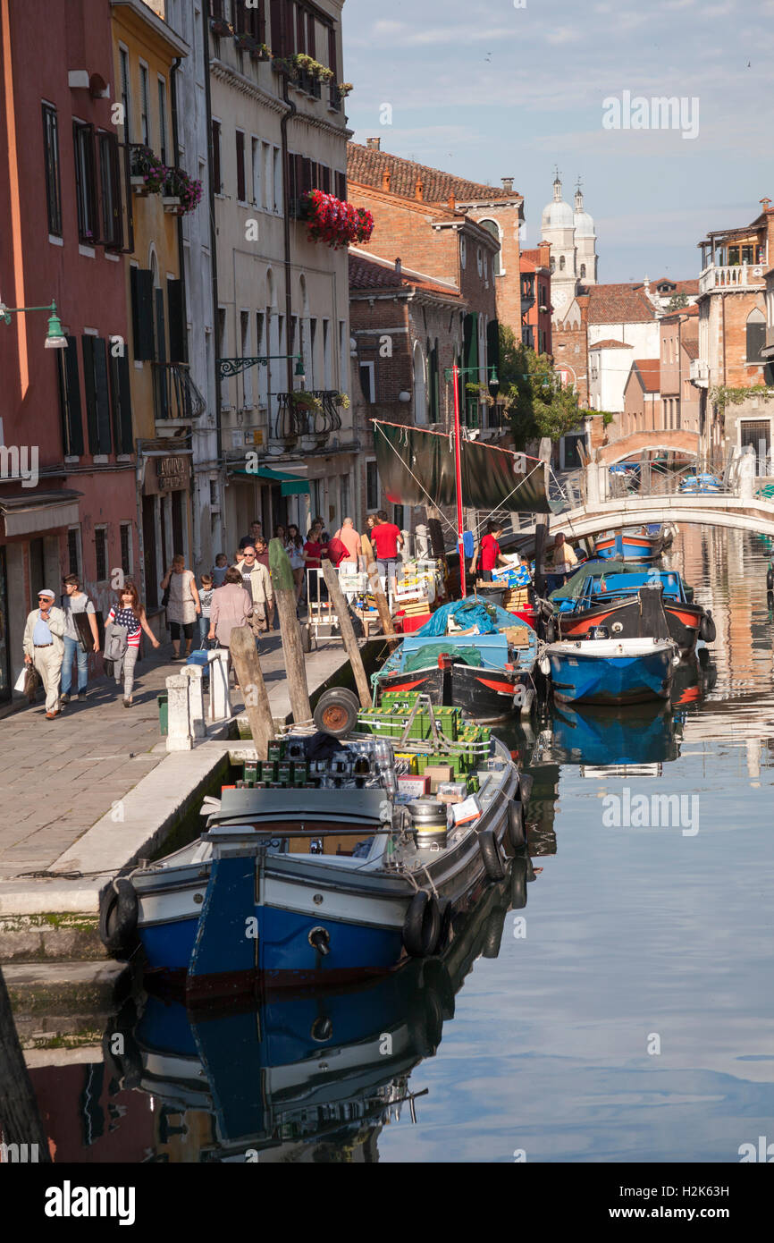 In den frühen Morgenstunden, die lebendige Gherardini Straße (Fondamenta) am Kai von St Barnabé Rio - in Dorsoduro (Venedig). Stockfoto