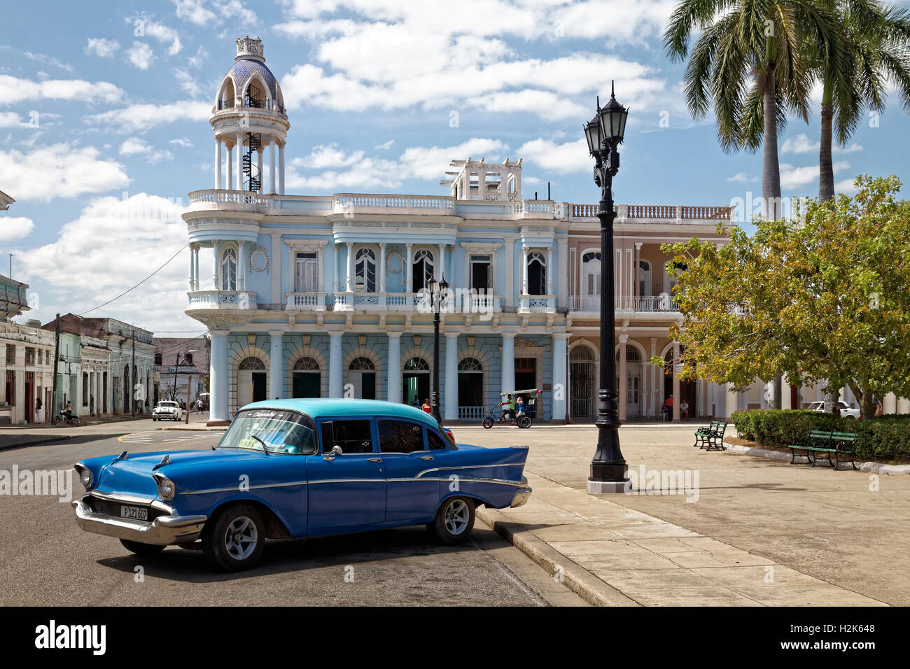 Oldtimer 1957 Chevrolet Bel Air im Parque Jose Marti, im Hintergrund Palacio Ferrer, Casa Provincial De La Cultura Stockfoto
