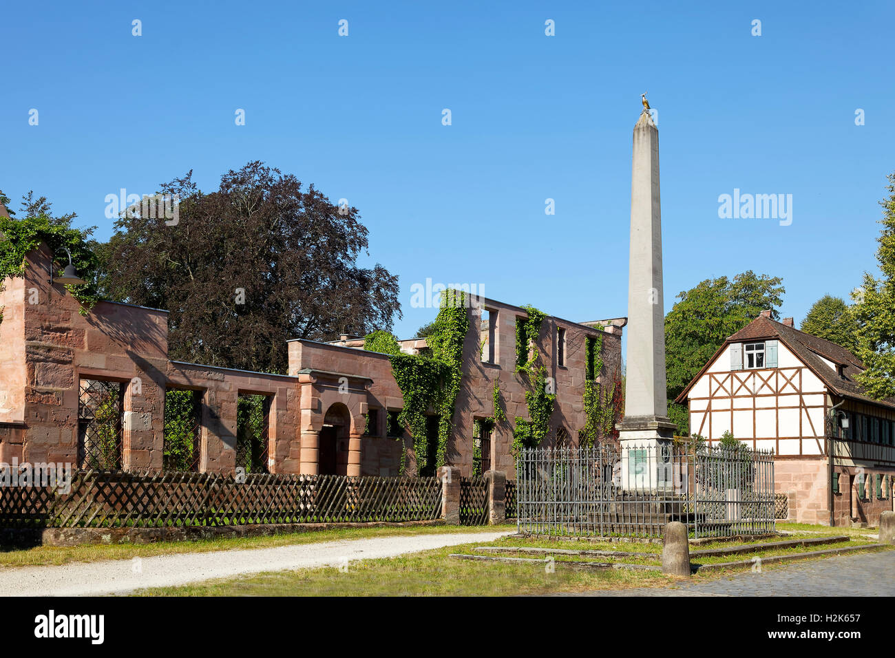Ruine, Herrenhaus der Hammer-Familie, mit Obelisk und ehemaliger coach House, historische Fabrik Hammer, Laufamholz, Nürnberg Stockfoto
