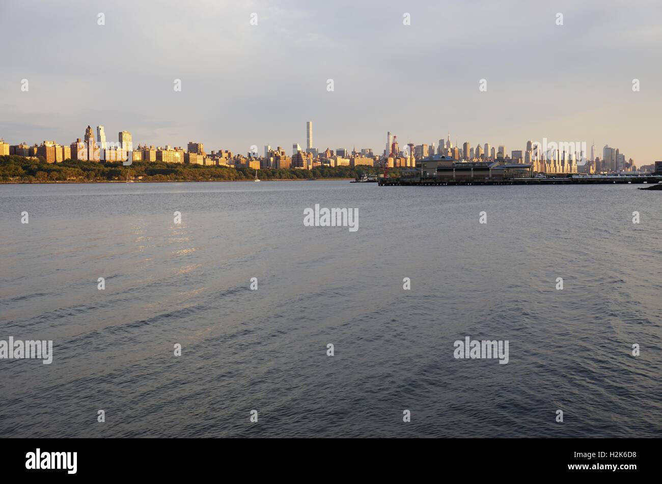 Blick auf die Skyline von Manhattan in New York City gesehen von Edgewater, New Jersey Stockfoto