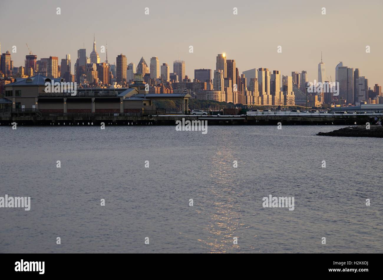 Blick auf die Skyline von Manhattan in New York City gesehen von Edgewater, New Jersey Stockfoto