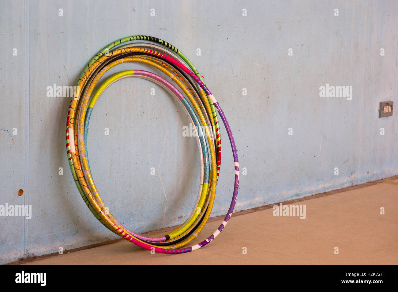 Hoop, gestützt auf eine Wand aus einer alten Turnhalle, Rhythmische Sportgymnastik Stockfoto
