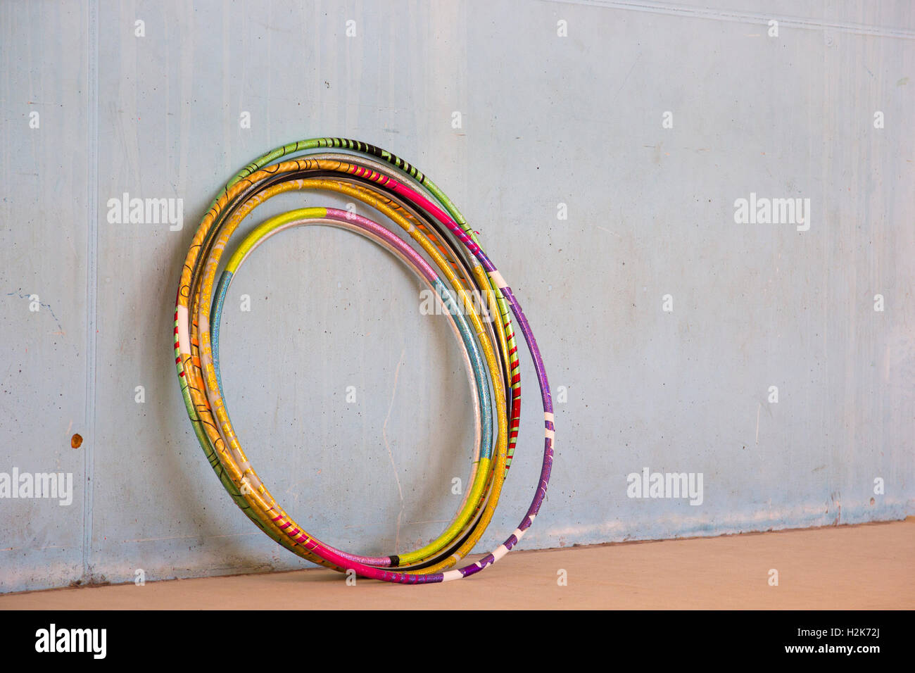Hoop gegen eine Wand, Rhythmische Sportgymnastik Stockfoto