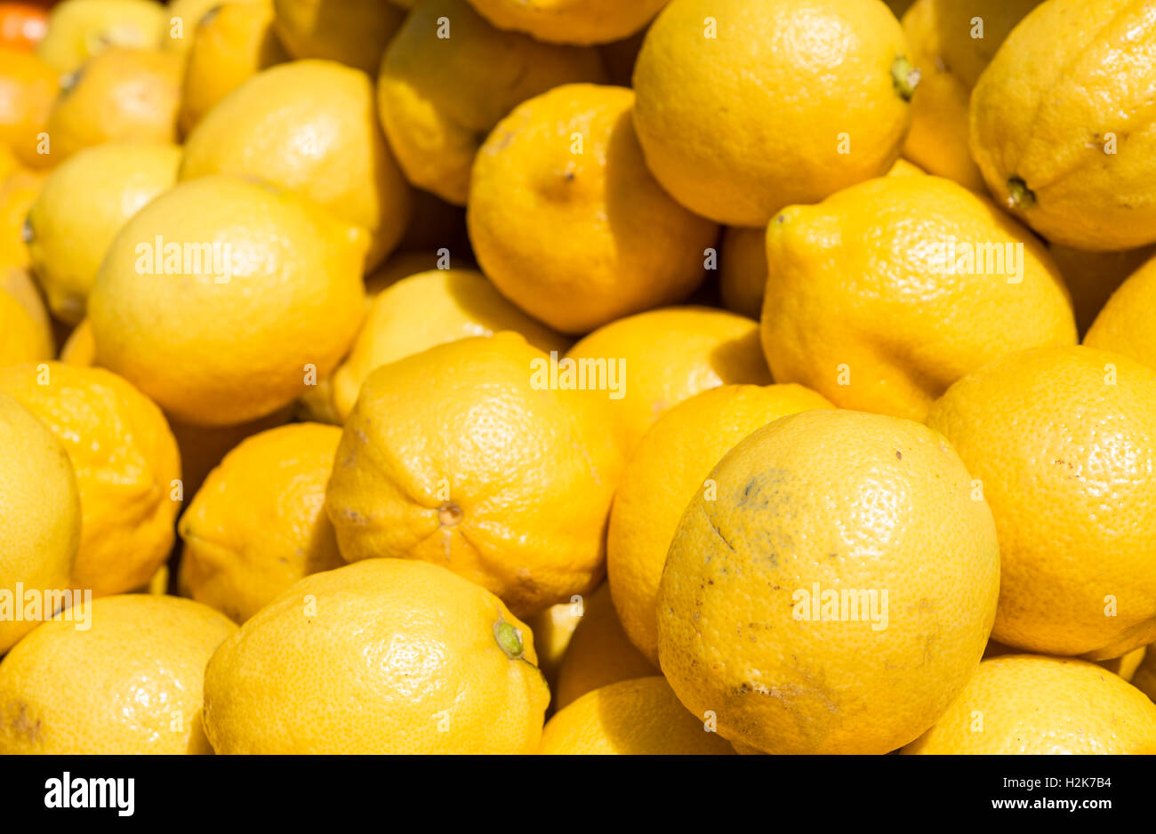 Zitronen auf dem Markt Stockfoto