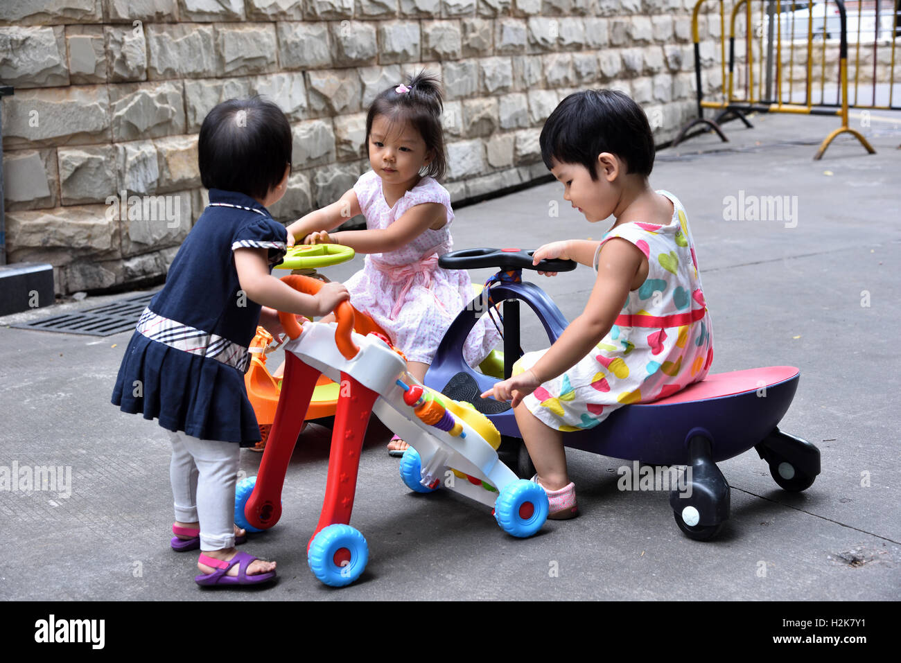 Chinesische Kinder zusammen spielen Stockfoto