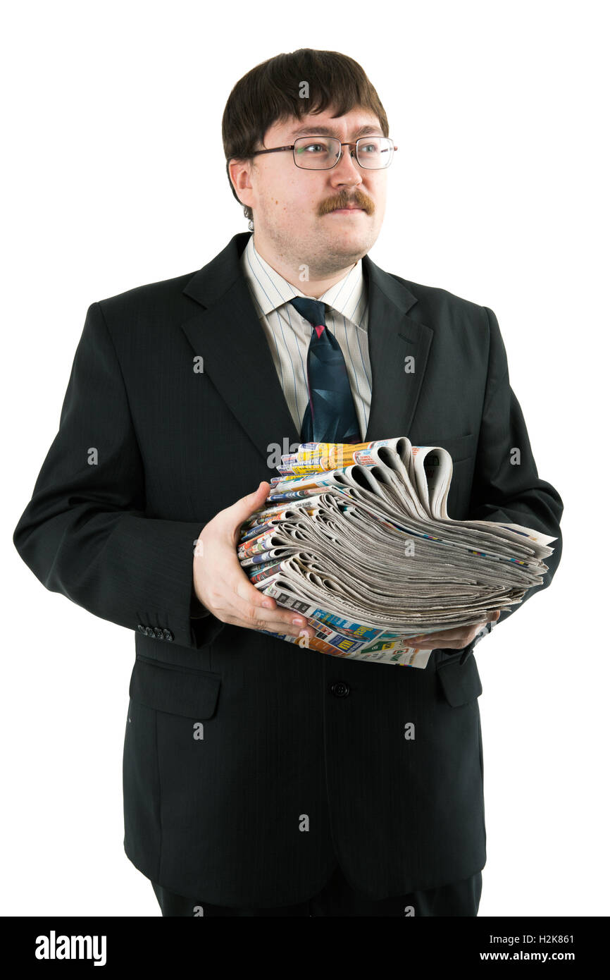 Mann hält einen Stapel Zeitungen Stockfoto