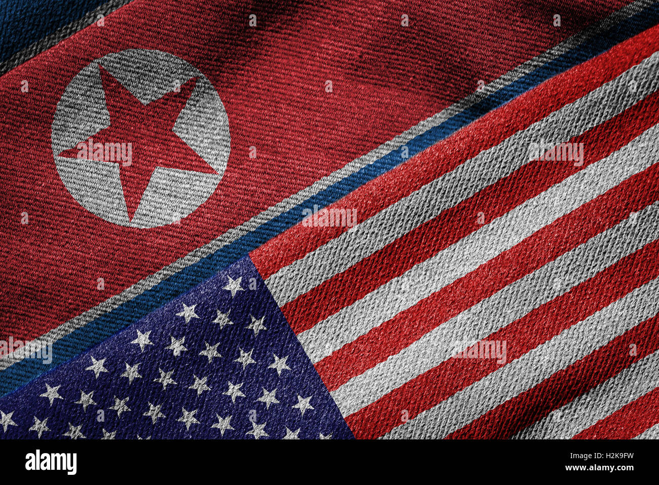 3D-Rendering der Flaggen der USA und Nordkorea auf gewebten Stoff. Detaillierten Textile Muster und Grunge-Thema. Stockfoto