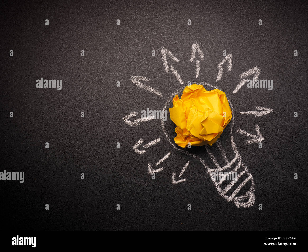 Zerknittertes Papier mit einer Hand gezeichnete Glühbirne, viele Ideen Konzept Stockfoto