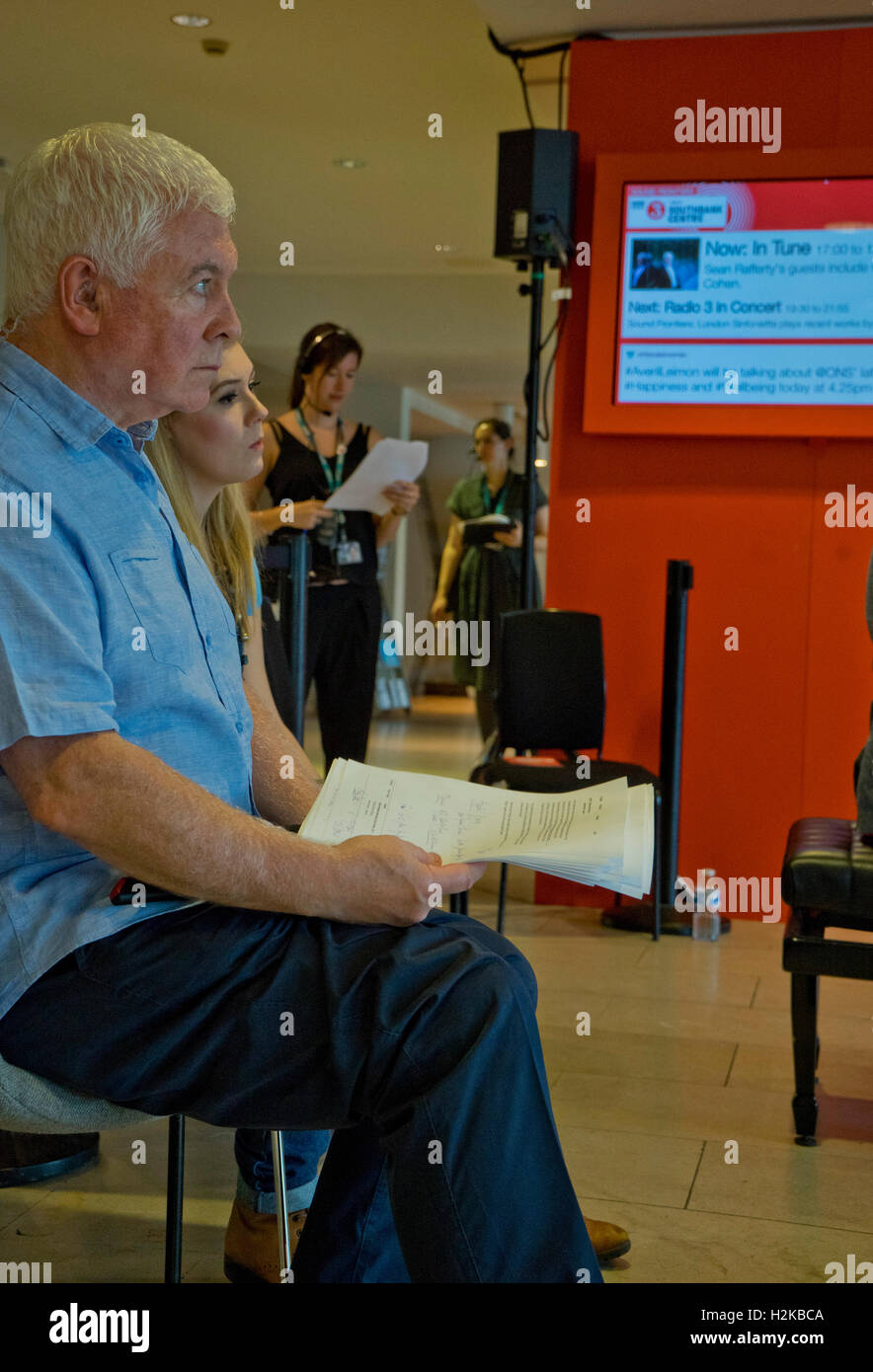 Moderator Sean Rafferty beherbergt eine Session mit live-Musik im BBC Radio 3 Studio im Southbank Centre sieben Jahrzehnte der Musik und Kultur auf dem Programm 70. Jahrestag zu feiern. London.UK Stockfoto