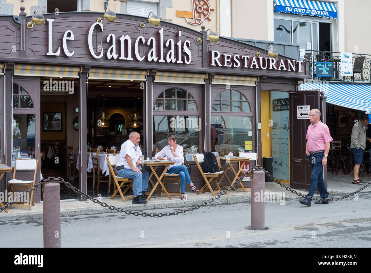 Fisch-Restaurants am Hafen von Cancale, Bretagne, Frankreich, EU, Europa Stockfoto