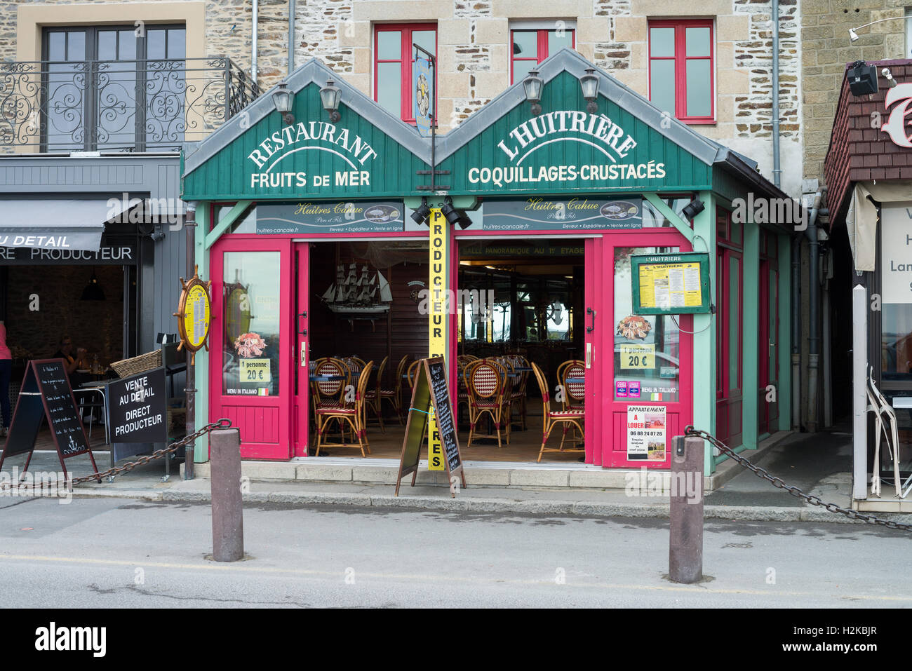 Fisch-Restaurants am Hafen von Cancale, Bretagne, Frankreich, EU, Europa Stockfoto