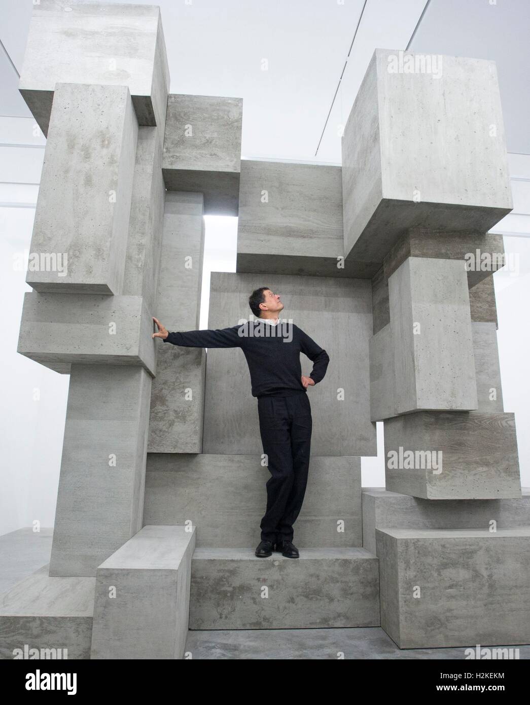 Bildhauer Antony Gormley stellt mit Block, (2015, Beton), als Teil der Passung, seine neue Ausstellung im White Cube Bermondsey, London angezeigt. PRESS ASSOCIATION. Bild Datum: Dienstag, 27. September 2016. Bildnachweis sollte lauten: Isabel Infantes/PA Wire Stockfoto