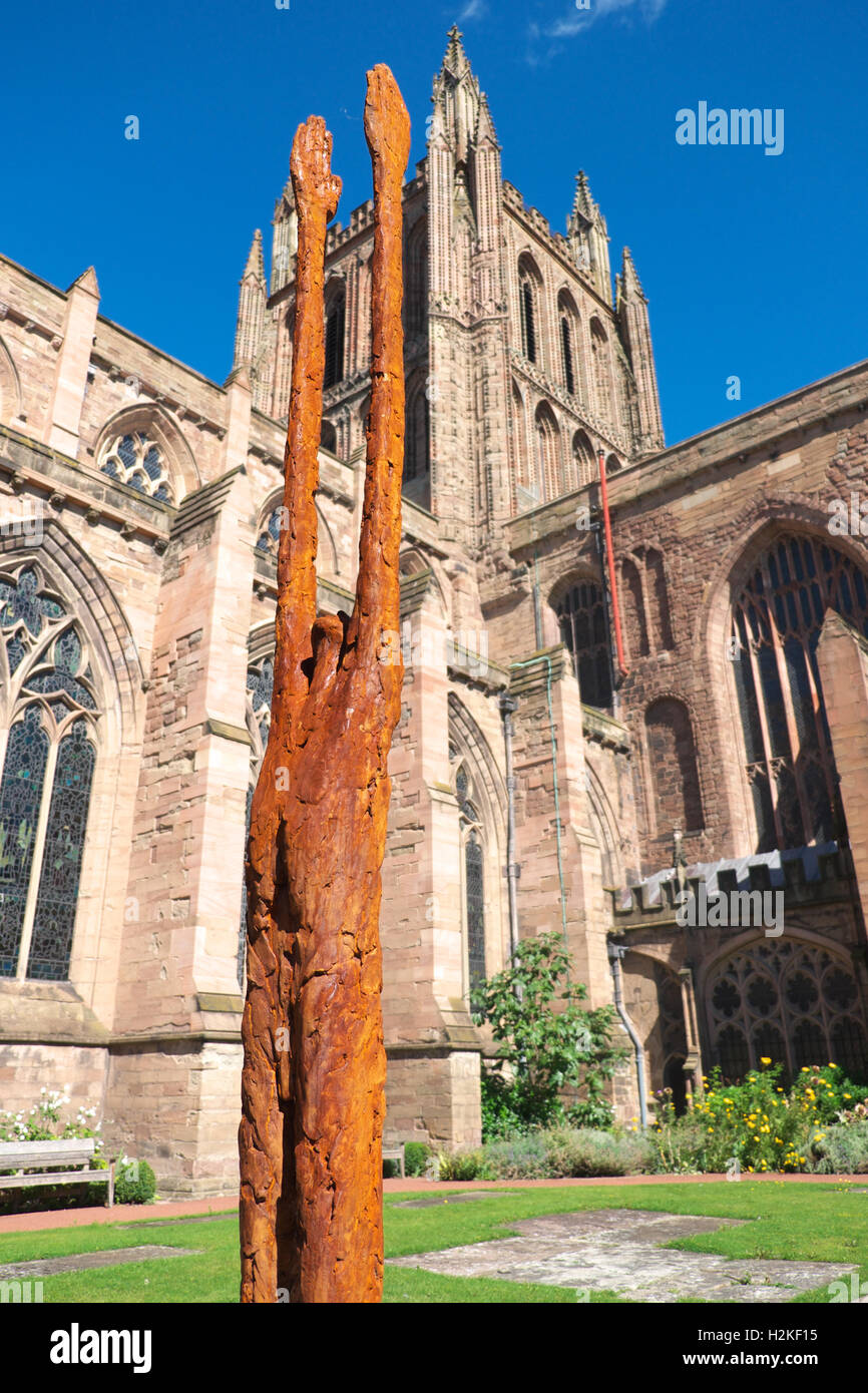 Hereford Kathedrale, Hereford, Großbritannien - über Grenzen Skulptur von John O'Connor Eisen Harz und aus rostfreiem Stahl Stockfoto