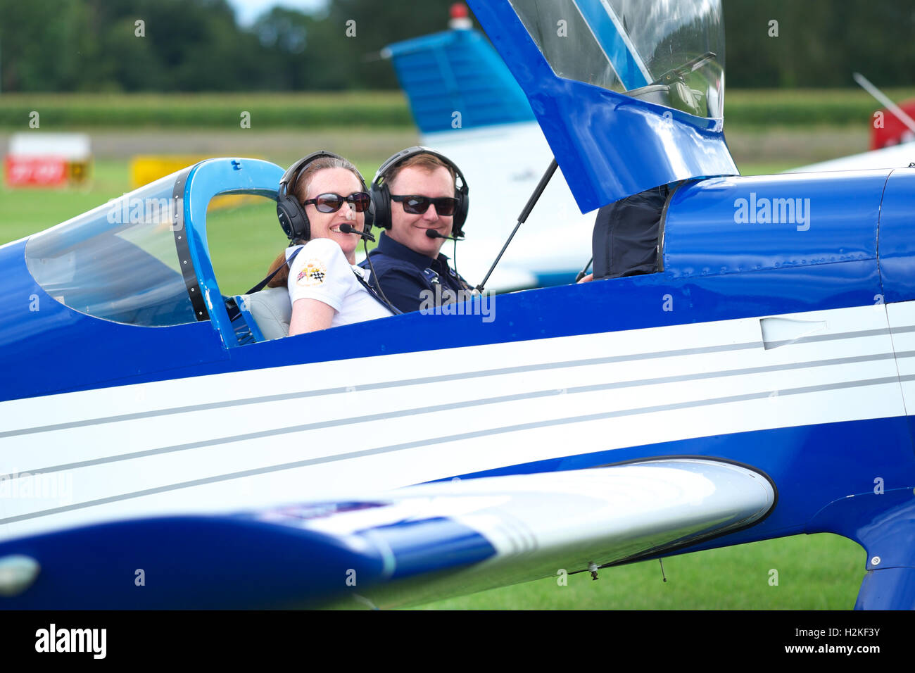 Kings Cup-Air-Race-Pilot und Navigator bereiten Luftrennen in einem Flugzeug Vans RV-6 am Shobdon September 2016 Stockfoto