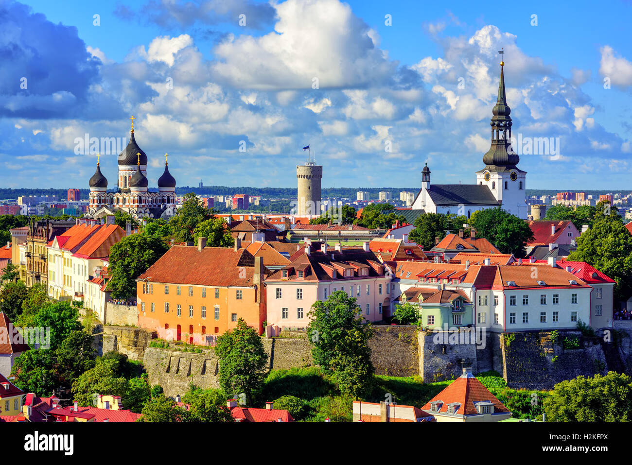 Blick auf die mittelalterliche Altstadt von Tallinn am Domberg mit Russisch-orthodoxe Alexander-Newski-Kathedrale und Tallinner, Estland Stockfoto