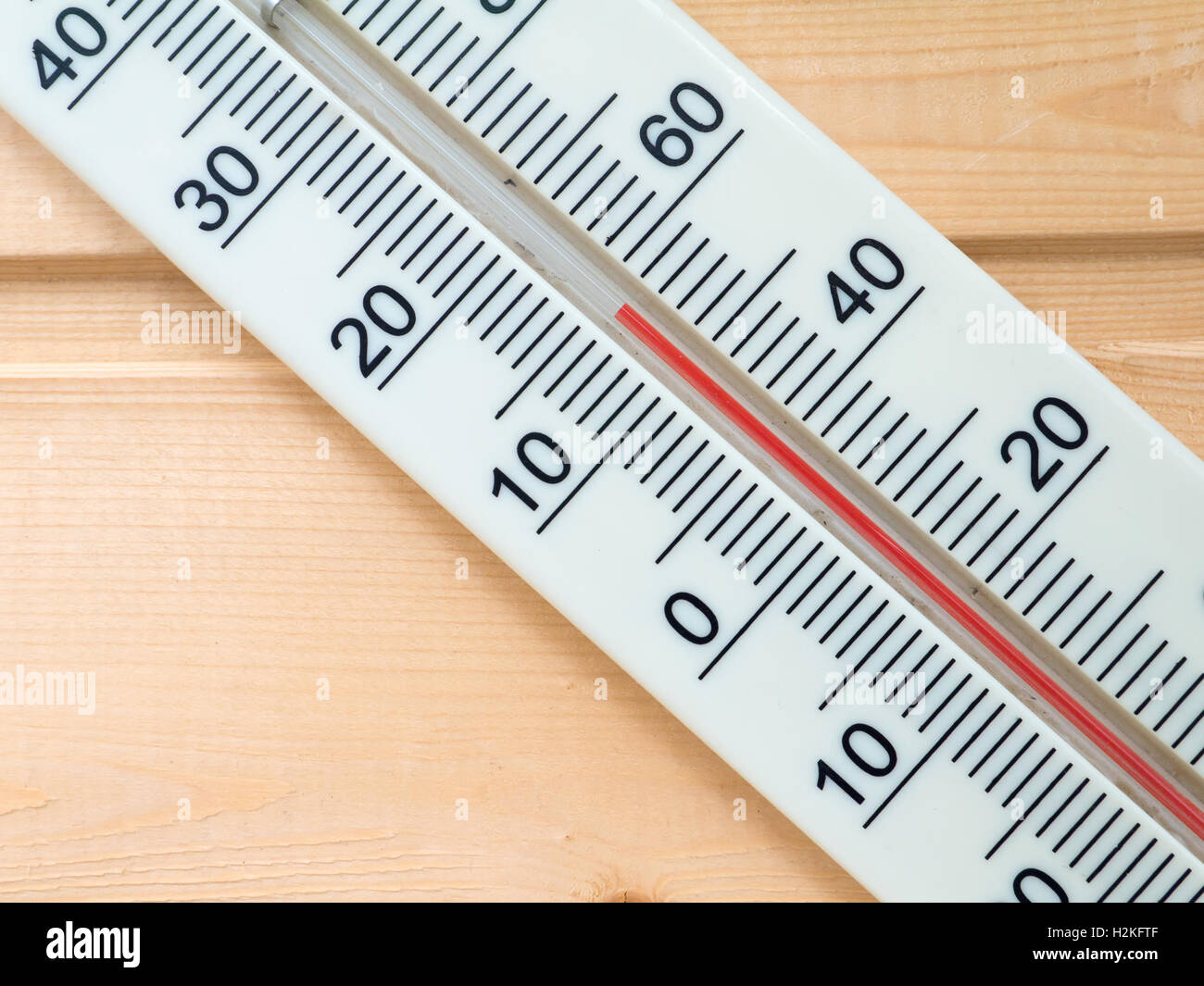 Thermometer auf dem hölzernen Hintergrund Stockfoto