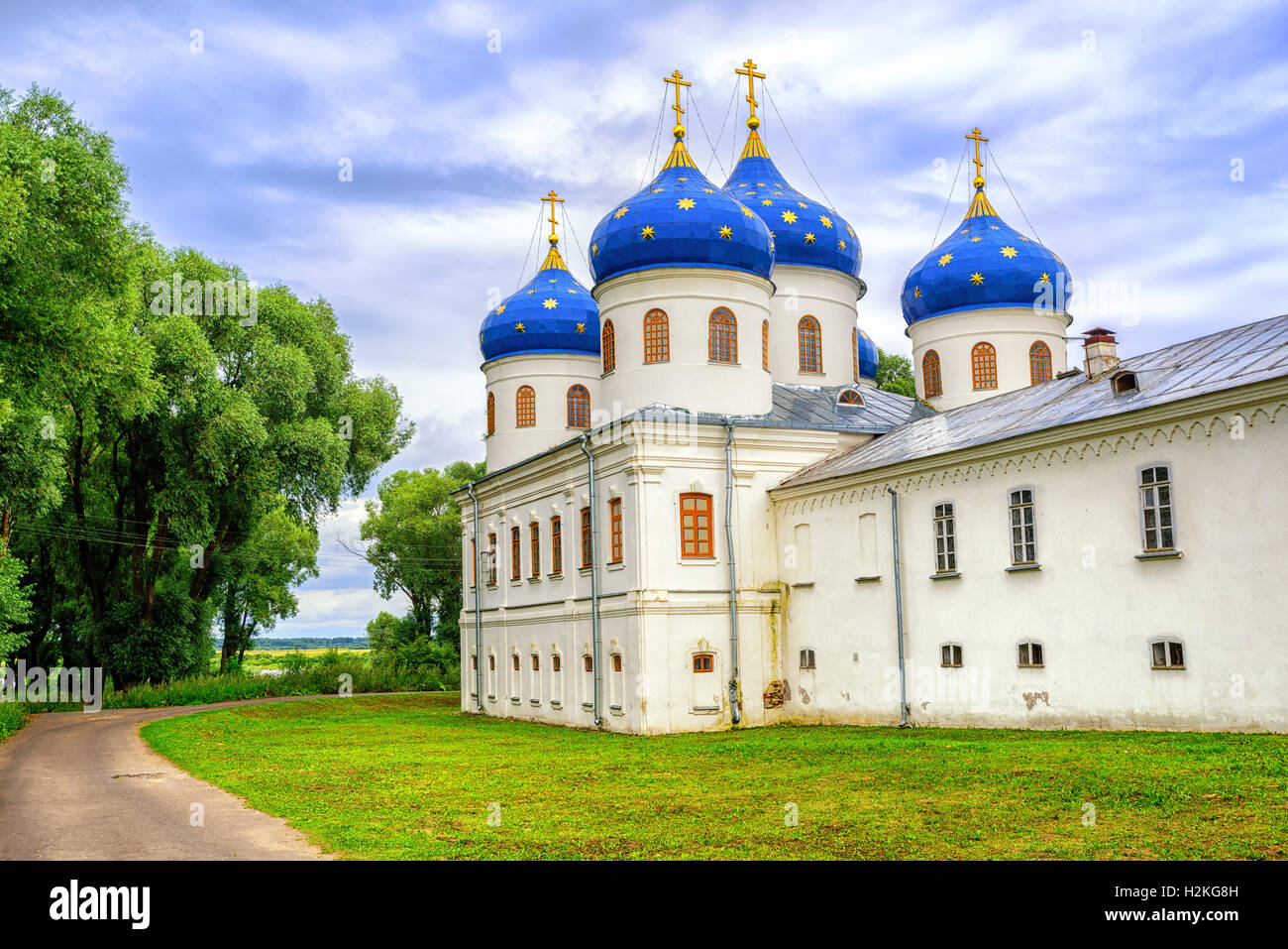 Der St. Georgs-Jurjew-Kloster mit blauen Kuppeln, See Ilmen, Nowgorod, ist das älteste Kloster in Russland, XXI stammt Stockfoto