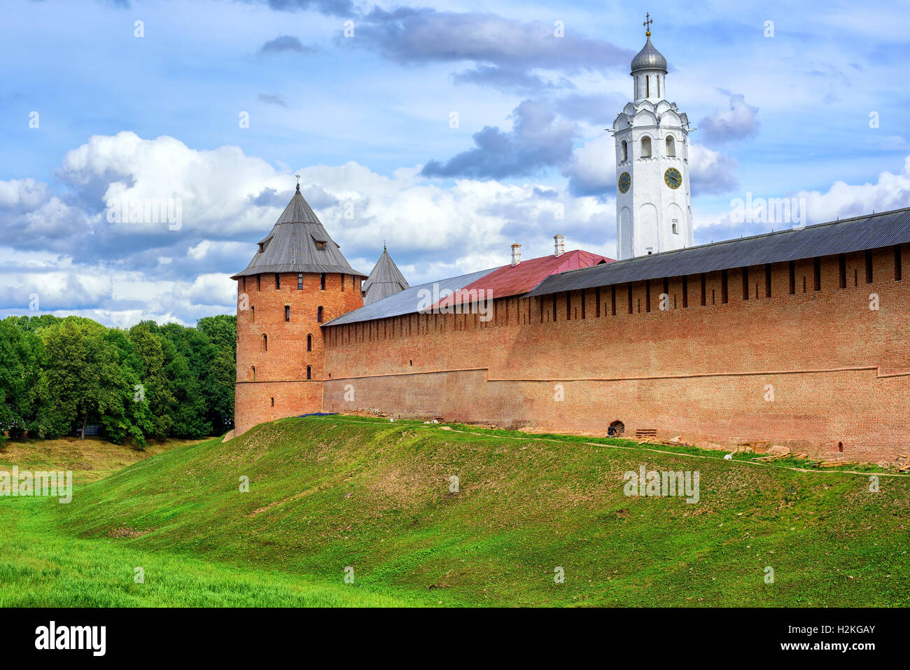 Roter Backstein-Mauern und Türmen und weiße Kirche der Nowgoroder Kreml, Russland Stockfoto