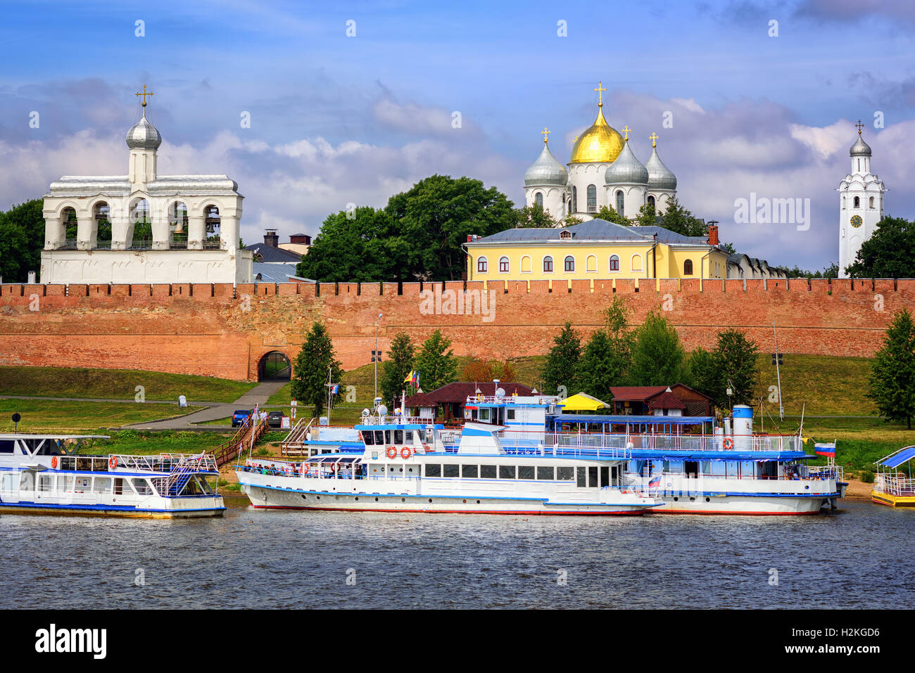 Nowgoroder Kreml mit roten Backsteinmauern und weiße Kirchen mit goldenen und silbernen Kuppeln, Russland Stockfoto