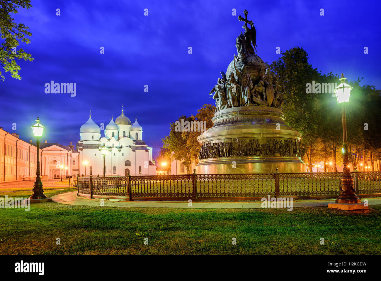 Das Millennium von Russland Bronze-Denkmal im Nowgoroder Kreml mit Saint Sophia Cathedral im Hintergrund, russische Federati Stockfoto