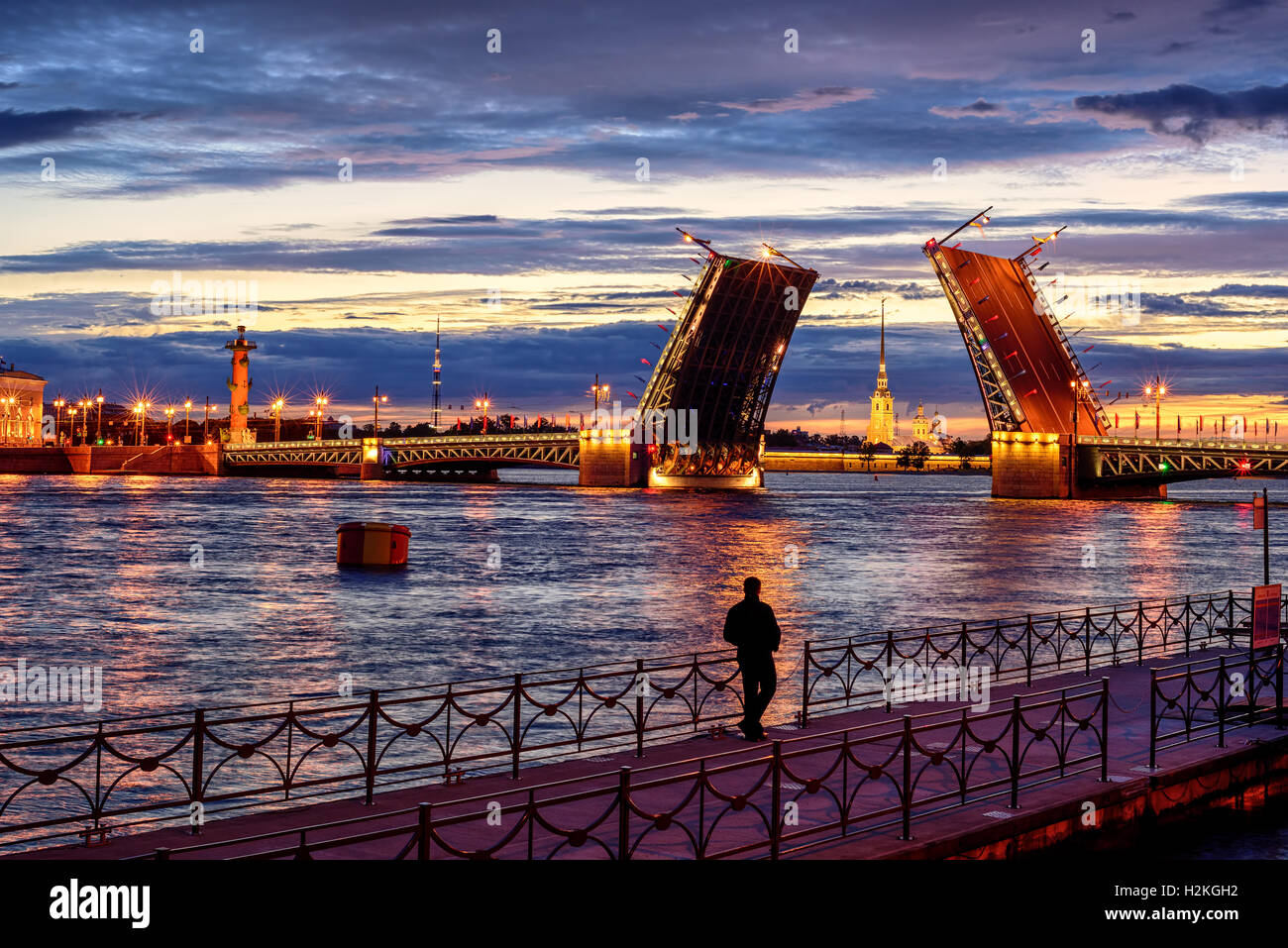Blick durch das geöffnete Zugbrücke Schlossbrücke und Newa, Peter und Paul Fortress in der weißen Nacht, St. Petersburg, R Stockfoto