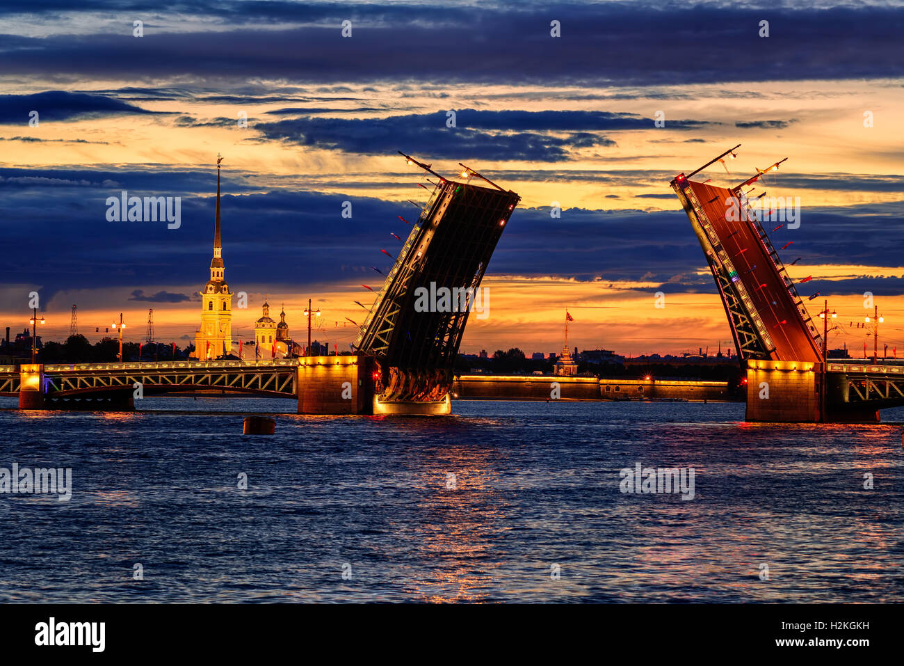 Blick durch die geöffnete Klappbrücke Schlossbrücke und Newa, Peter und Paul Fortress in der weißen Nacht, St. Petersburg, Russ Stockfoto