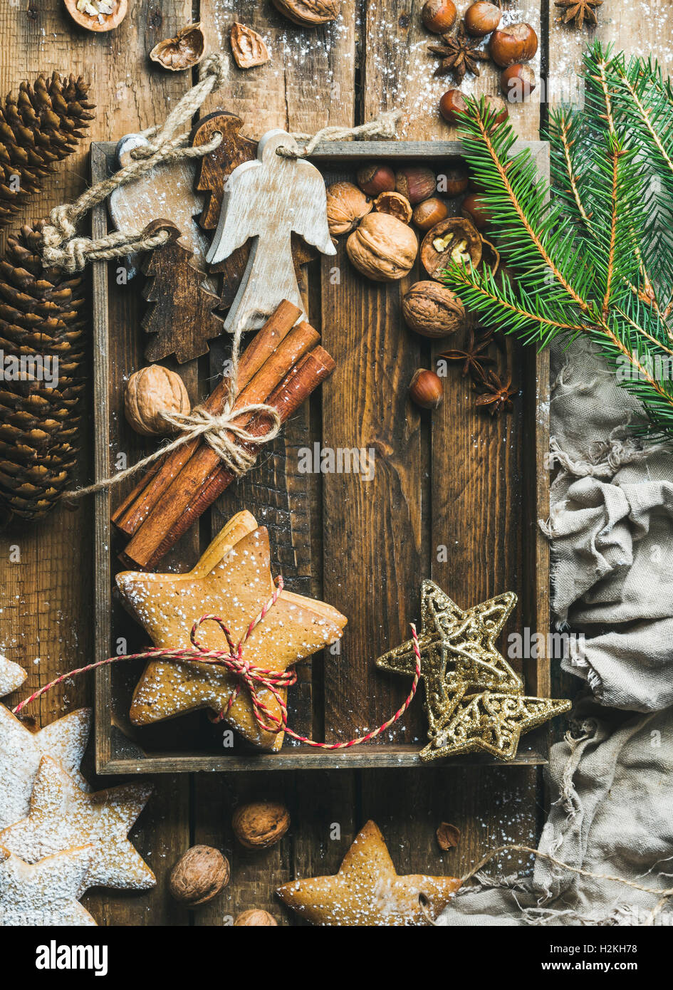 Lebkuchen Sterne geformt Cookies, Engel, dekorative Sterne, Nüssen und Gewürzen in Holztablett mit Puderzucker und decorativ Stockfoto