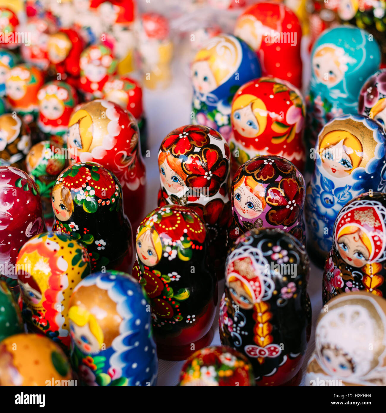 Draufsicht auf eine Reihe von bunten russischen Matroschka von verschiedenen Größen, die traditionelle Nesting Dolls, die berühmten alten hölzernen Souv Stockfoto