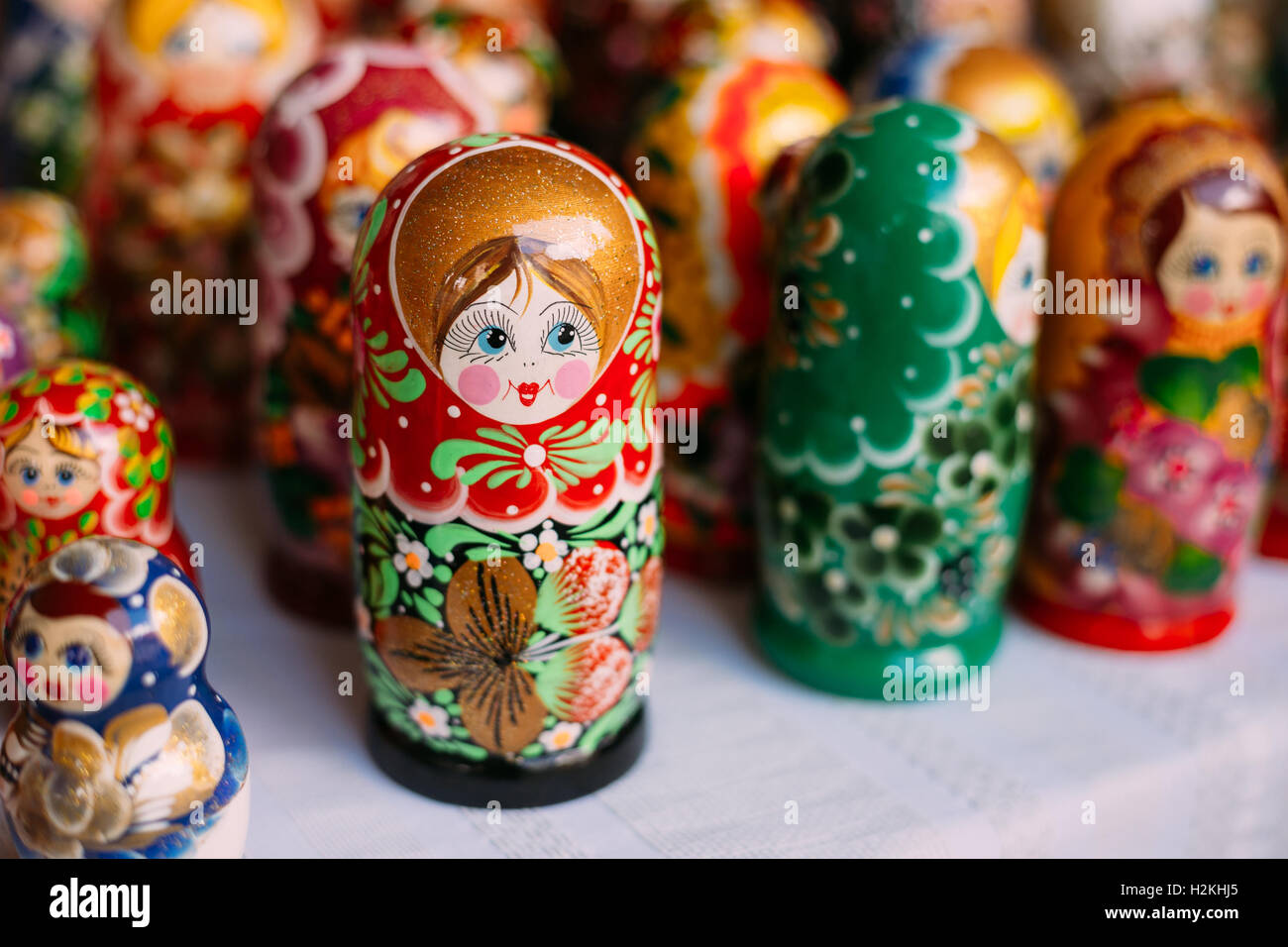 Blick auf die bunten Matroschka, die traditionelle russische Verschachtelung Puppen, die berühmten alten hölzernen Souvenir auf dem Showcase zu schließen. Stockfoto