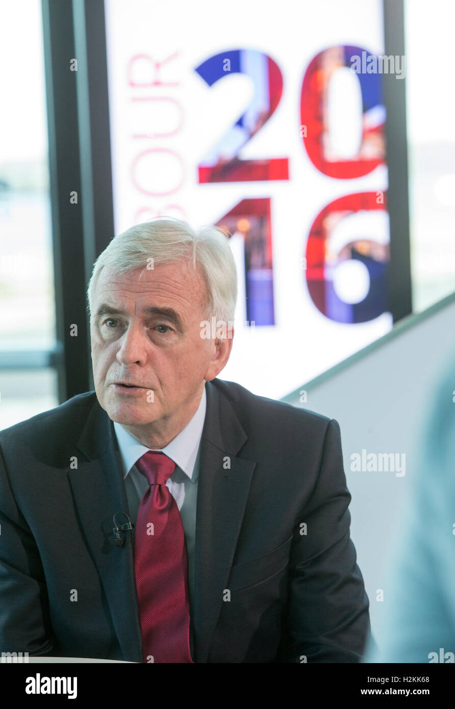 Schatten der Schatzkanzler, John McDonnell, gibt ein Fernseh-Interview auf der Labour Party Conference in Liverpool Stockfoto