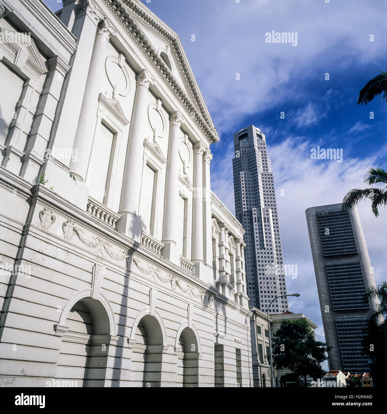 Hintere Fassade des Victoria Theater und Konzerthalle und Wolkenkratzer, Singapur Stockfoto