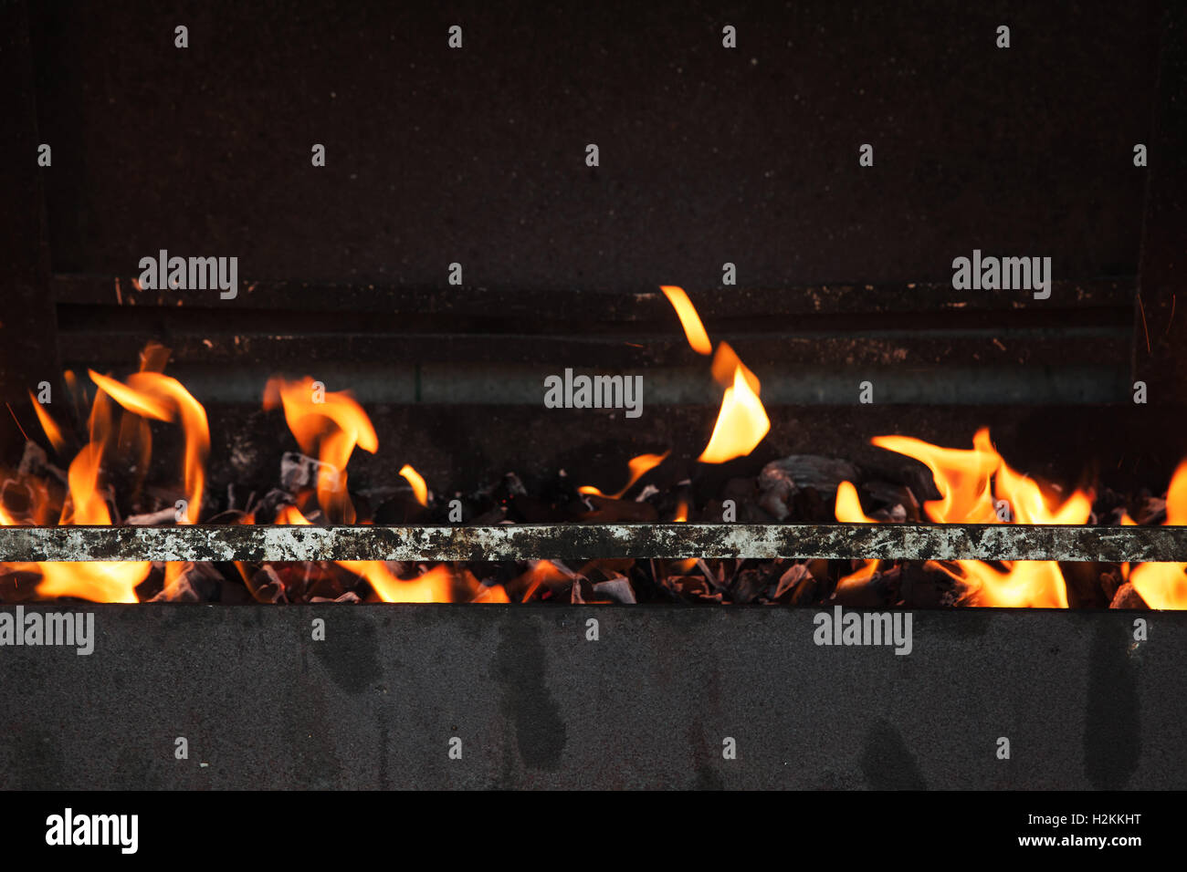 Feuer brennt in schwarz Ofen. Nahaufnahme Foto mit selektiven Fokus Stockfoto