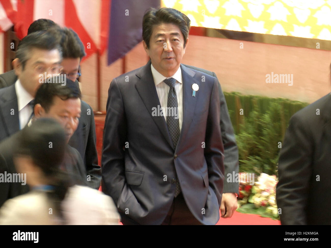 Shinzō Abe, Premierminister von Japan führt zu einer Besprechung während des Vereinigung Südostasiatischer Nationen (ASEAN) Gipfels der laotischen Hauptstadt Vientiane. Stockfoto