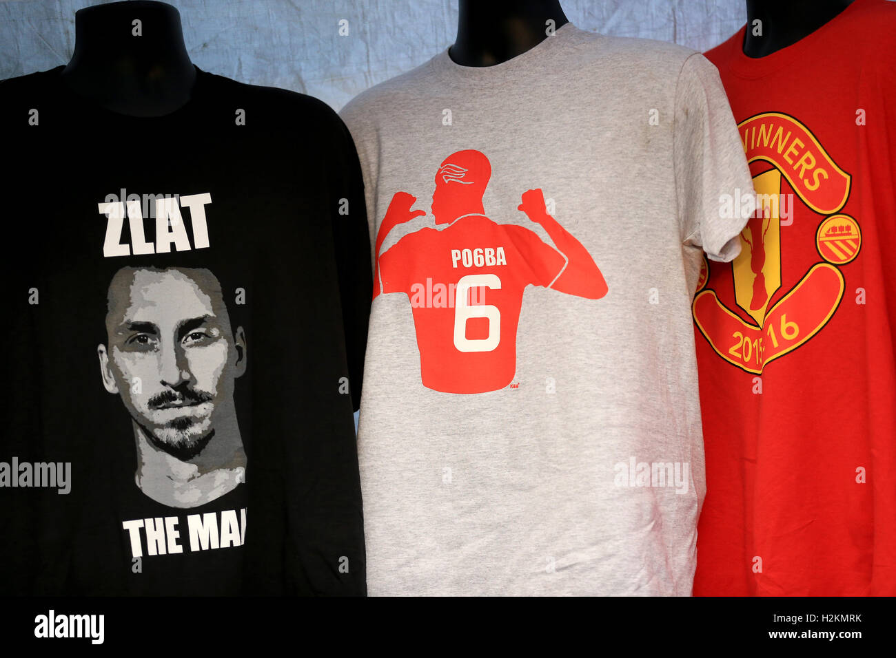 Zlatan Ibrahimovic und Paul Pogba T-shirts für den Verkauf außerhalb der Boden vor der UEFA Europa League-Gruppe ein Spiel im Old Trafford, Manchester. Stockfoto