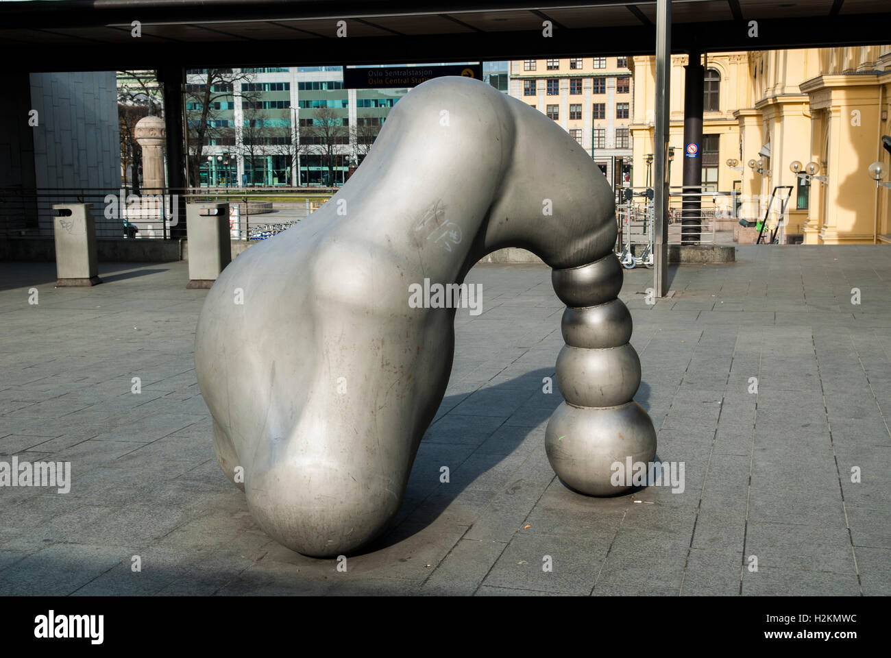 Phallische Skulpturen außerhalb Hauptbahnhof Oslo Norwegen Stockfoto