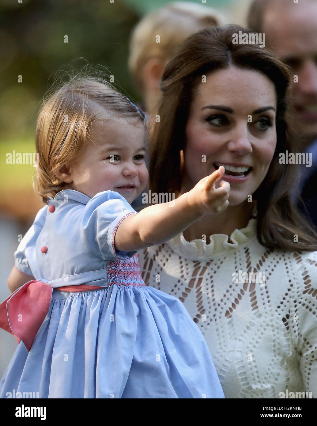 Die Herzogin von Cambridge mit ihrer Tochter Prinzessin Charlotte auf ein Kinderfest für Soldaten und deren Angehörige am Government House in Victoria während der Royal Tour of Canada. Stockfoto