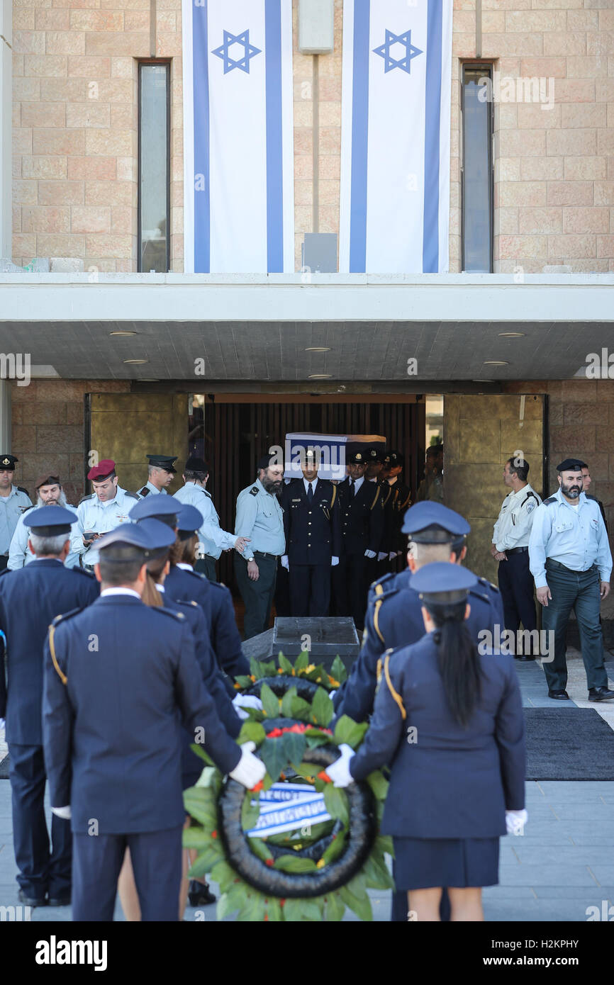 Jerusalem. 29. Sep, 2016. Mitglieder von der Ehrengarde tragen den Sarg des ehemaligen israelischen Präsidenten Shimon Peres, dem zentralen Platz der Knesset in Jerusalem, 29. September 2016. Peres, einer der letzten lebenden Gründerväter von Israel, verstarb im Alter von 93 Jahren frühen Mittwochmorgen nach einem großen Schlaganfall vor mehr als zwei Wochen. Bildnachweis: Guo Yu/Xinhua/Alamy Live-Nachrichten Stockfoto