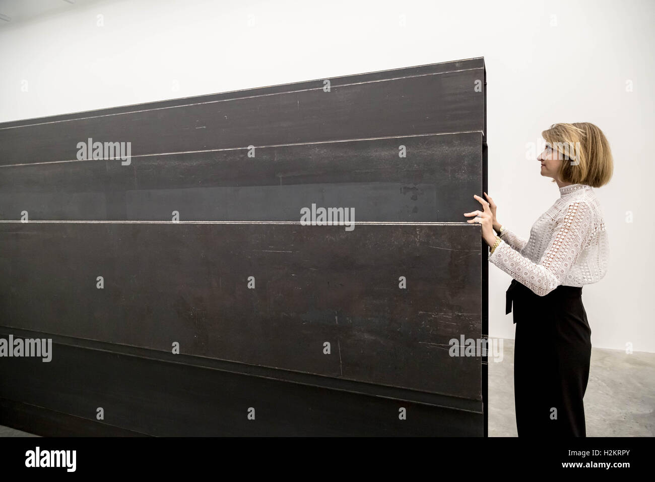 London, UK. 29. September 2016. Antony Gormley neue Ausstellung 'Fit' in der White Cube Bermondsey Gallery. Gormley hat den Galerieraum in 15 separate Kammern, eine Reihe von dramatischen physiologischen Begegnungen in Form eines Labyrinths konfiguriert. Besuchern werden eine Auswahl an Passagen durch unterschiedlich große, einzigartig beleuchtete Räume blicken, wo jedes Zimmer Herausforderungen oder qualifiziert sich die Erfahrung der letzten. Bildnachweis: Guy Corbishley/Alamy Live-Nachrichten Stockfoto