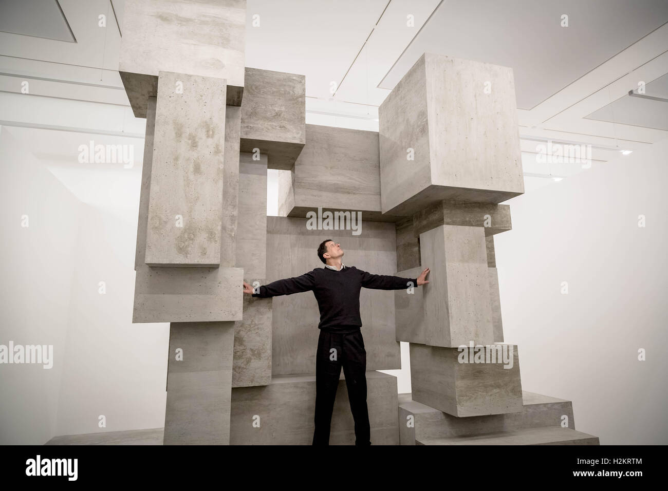 London, UK. 29. September 2016. Antony Gormley (abgebildet) neue Ausstellung 'Fit' in der White Cube Bermondsey Gallery. Gormley hat den Galerieraum in 15 separate Kammern, eine Reihe von dramatischen physiologischen Begegnungen in Form eines Labyrinths konfiguriert. Besuchern werden eine Auswahl an Passagen durch unterschiedlich große, einzigartig beleuchtete Räume blicken, wo jedes Zimmer Herausforderungen oder qualifiziert sich die Erfahrung der letzten. Bildnachweis: Guy Corbishley/Alamy Live-Nachrichten Stockfoto