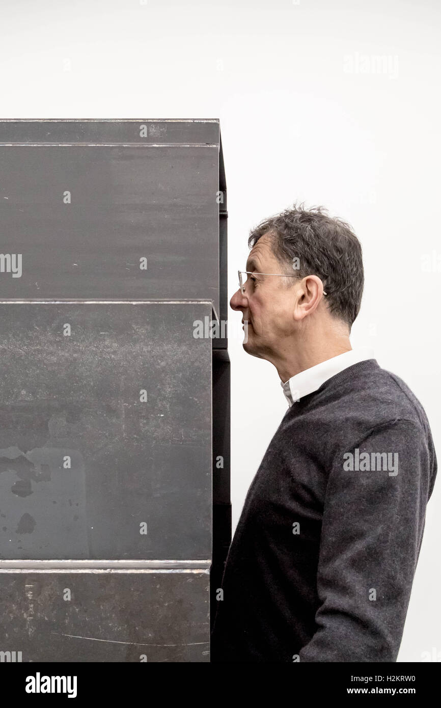 London, UK. 29. September 2016. Antony Gormley (abgebildet) neue Ausstellung 'Fit' in der White Cube Bermondsey Gallery. Gormley hat den Galerieraum in 15 separate Kammern, eine Reihe von dramatischen physiologischen Begegnungen in Form eines Labyrinths konfiguriert. Besuchern werden eine Auswahl an Passagen durch unterschiedlich große, einzigartig beleuchtete Räume blicken, wo jedes Zimmer Herausforderungen oder qualifiziert sich die Erfahrung der letzten. Bildnachweis: Guy Corbishley/Alamy Live-Nachrichten Stockfoto