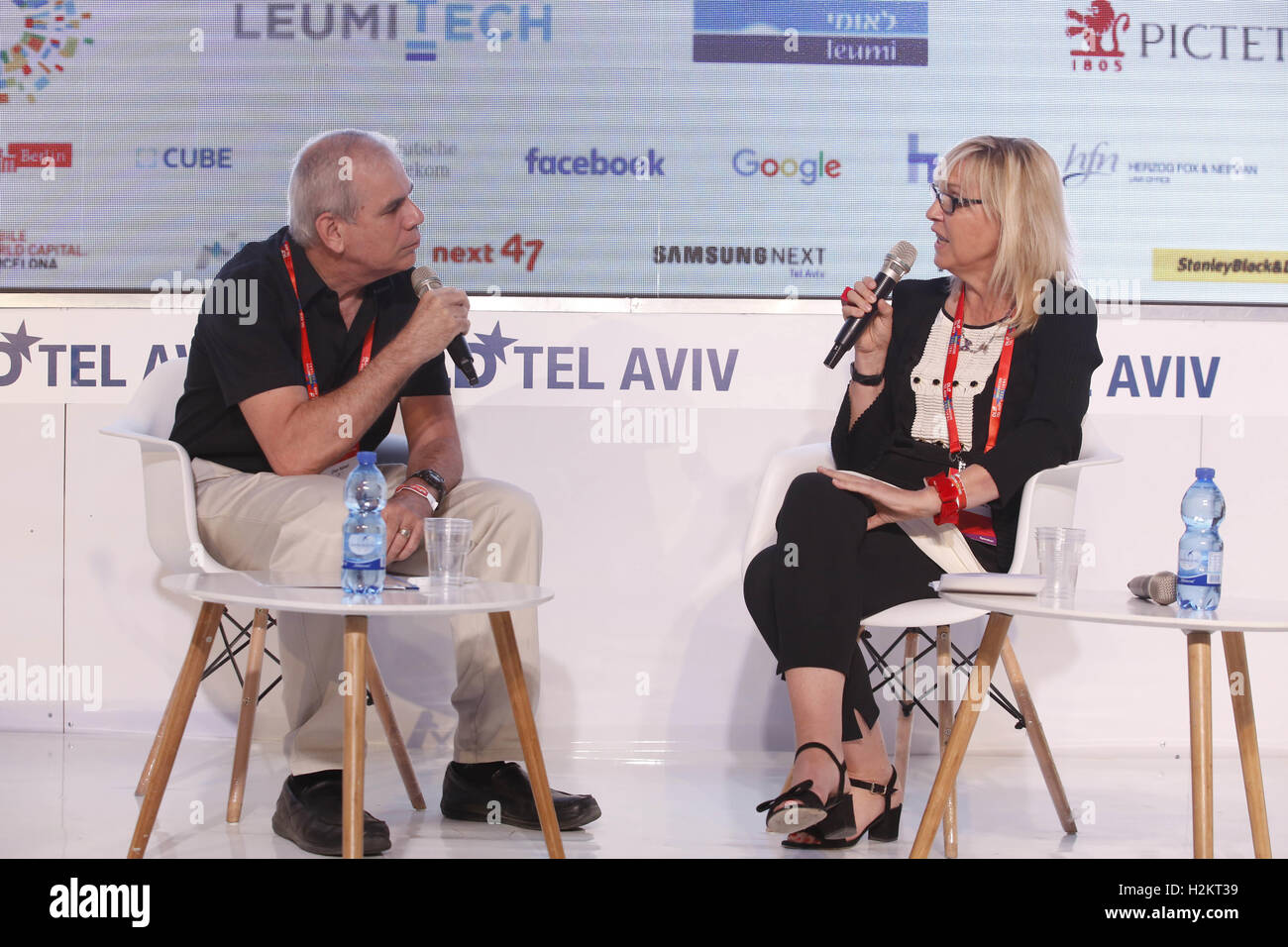 Beate Merk Bayerische Staatsministerin für europäische Angelegenheiten und internationale Beziehungen, spricht Free State of Bavaria (R) mit Oren Nahari Foreign Nachrichtenredakteur, 1 auf der DLD Tel Aviv Innovation Konferenz 2016. Ha Tachana. Tel Aviv-Yafo, 27. September und 28. 2016. | weltweite Nutzung Stockfoto