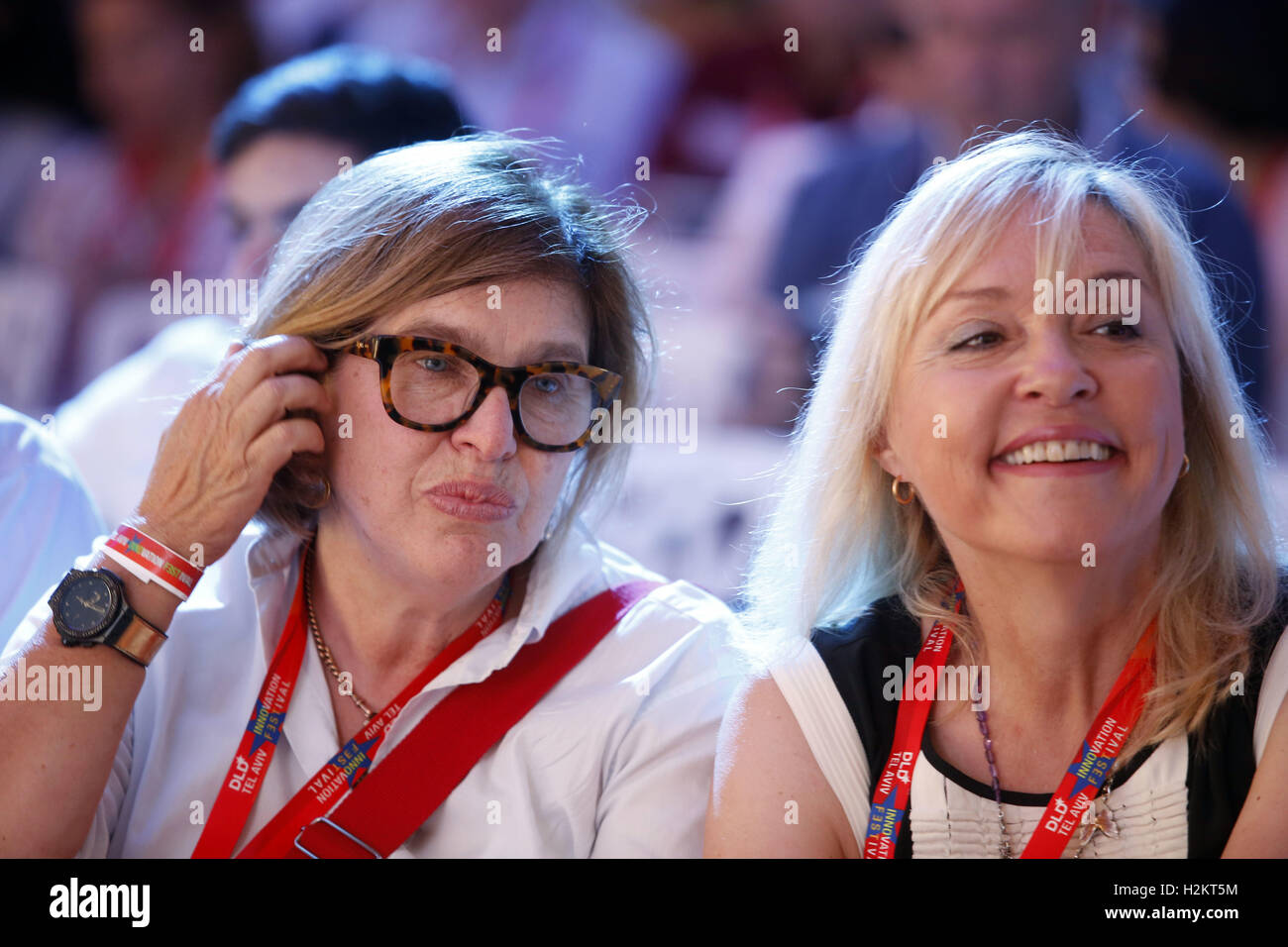 Tel Aviv, Israel. 27. Sep, 2016. Steffi Czerny Managing Director der DLD Media und Mitbegründer der DLD Conference (L) und Beate Merk bayerische Staatsminister für europäische Angelegenheiten und internationale Beziehungen, des Freistaates Bayern werden bei den DLD Tel Aviv Innovation Konferenz 2016 gesehen. Ha Tachana. Tel Aviv-Yafo, 27. September und 28. 2016. | Nutzung weltweit © Dpa/Alamy Live-Nachrichten Stockfoto