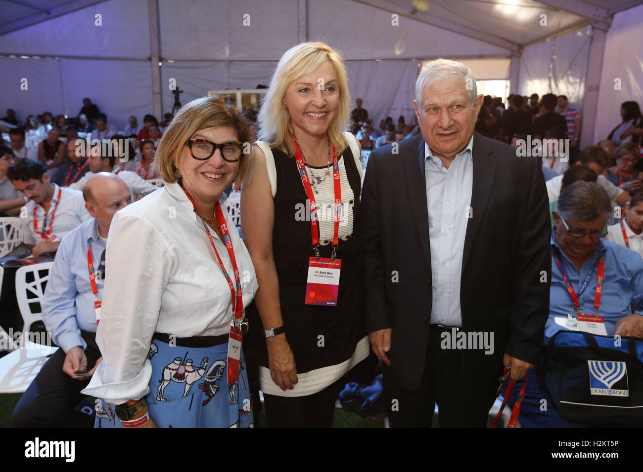 Tel Aviv, Israel. 27. Sep, 2016. Steffi Czerny Managing Director der DLD Media und Mitbegründer der DLD Conference (L), Beate Merk bayerische Staatsminister für europäische Angelegenheiten internationale Beziehungen, Free State of Bavaria (C) und David Brodet Vorsitzender, Bank Leumi gelten bei den DLD Tel Aviv Innovation Konferenz 2016. Ha Tachana. Tel Aviv-Yafo, 27. September und 28. 2016. | Nutzung weltweit © Dpa/Alamy Live-Nachrichten Stockfoto
