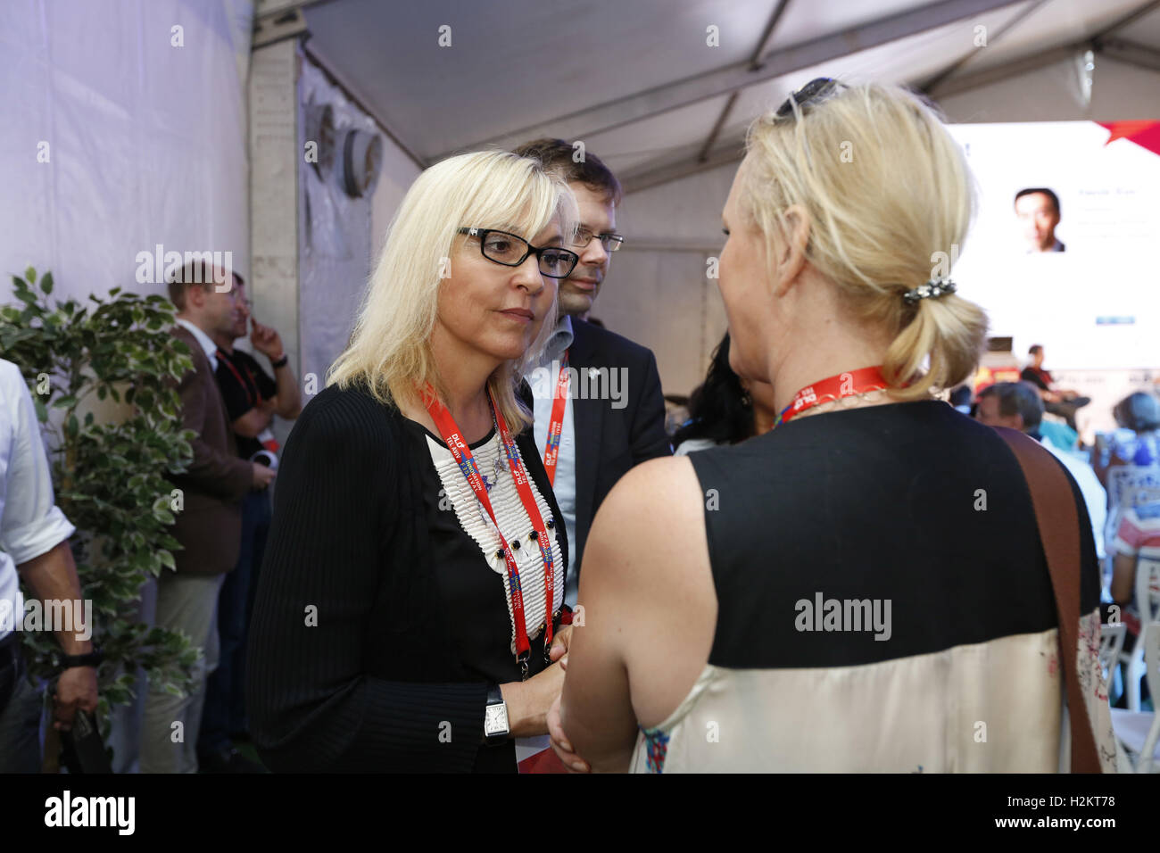 Tel Aviv, Israel. 27. Sep, 2016. Beate Merk Bayerische Staatsministerin für europäische Angelegenheiten und internationale Beziehungen, des Freistaates Bayern (L) ist auf der DLD Tel Aviv Innovation Konferenz 2016 gesehen. Ha Tachana. Tel Aviv-Yafo, 27. September und 28. 2016. | Nutzung weltweit © Dpa/Alamy Live-Nachrichten Stockfoto