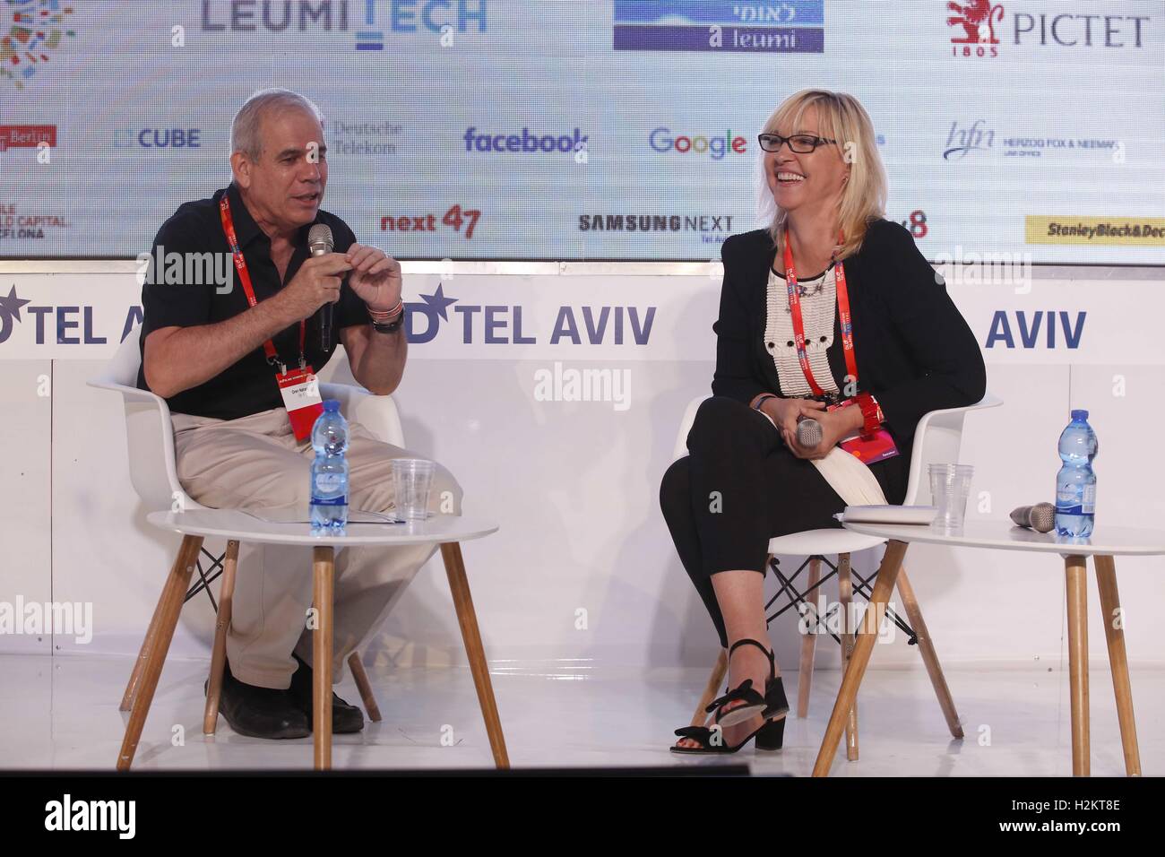 Tel Aviv, Israel. 27. Sep, 2016. Beate Merk Bayerische Staatsministerin für europäische Angelegenheiten und internationale Beziehungen, spricht Free State of Bavaria (R) mit Oren Nahari Foreign Nachrichtenredakteur, 1 auf der DLD Tel Aviv Innovation Konferenz 2016. Ha Tachana. Tel Aviv-Yafo, 27. September und 28. 2016. | Nutzung weltweit © Dpa/Alamy Live-Nachrichten Stockfoto