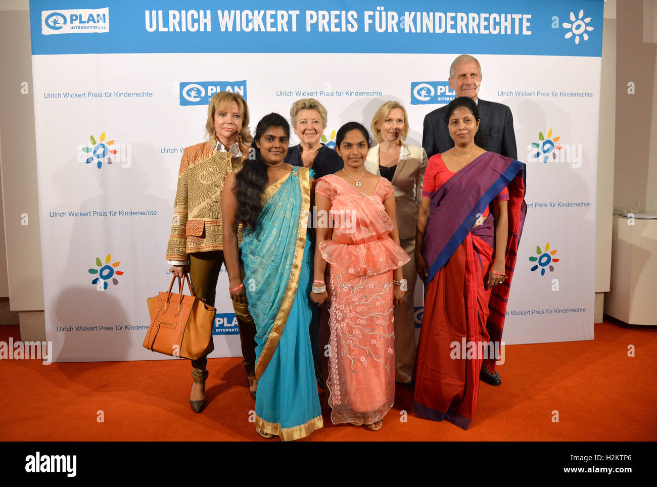 Berlin, Deutschland. 29. Sep, 2016. Journalist Ulrich Wickert (R/zurück), die beiden Darsteller Dana Golombek (R-l) und Marie-Luise Marjan, sowie Eva Scholl-Latour stehen zusammen mit Manu Tissera (vorn R-l), Hashini und Sureka aus Sri Lanka während der Foto-Shooting für die Preisverleihung des den Ulrich Wickert Preis für Kinder Rechte 2016 in Berlin, Deutschland, 29. September 2016. Der Journalistenpreis zeichnet Medienbeiträge, die Rechte des Kindes und Rechte für Mädchen in Entwicklungsländern zu unterstützen. Foto: MAURIZIO GAMBARINI/Dpa/Alamy Live News Stockfoto