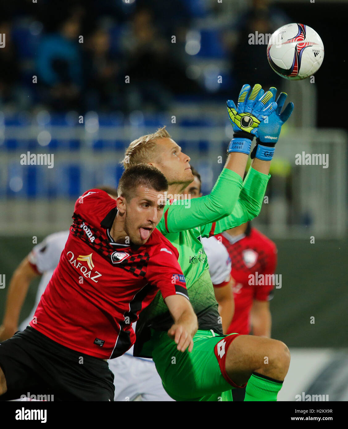 Baku, Aserbaidschan. 29. Sep, 2016. Mainz-Torwart Jonas Loessl (r) und Vojislav Stankovic konkurrieren für Tha Kugel während der Fußball-Gruppenspiel Europa League zwischen Gabala FC und FSV Mainz 05 in der Bakcell Arena in Baku, Aserbaidschan, 29. September 2016. Foto: RENE VIGNERON/DPA/Alamy Live-Nachrichten Stockfoto