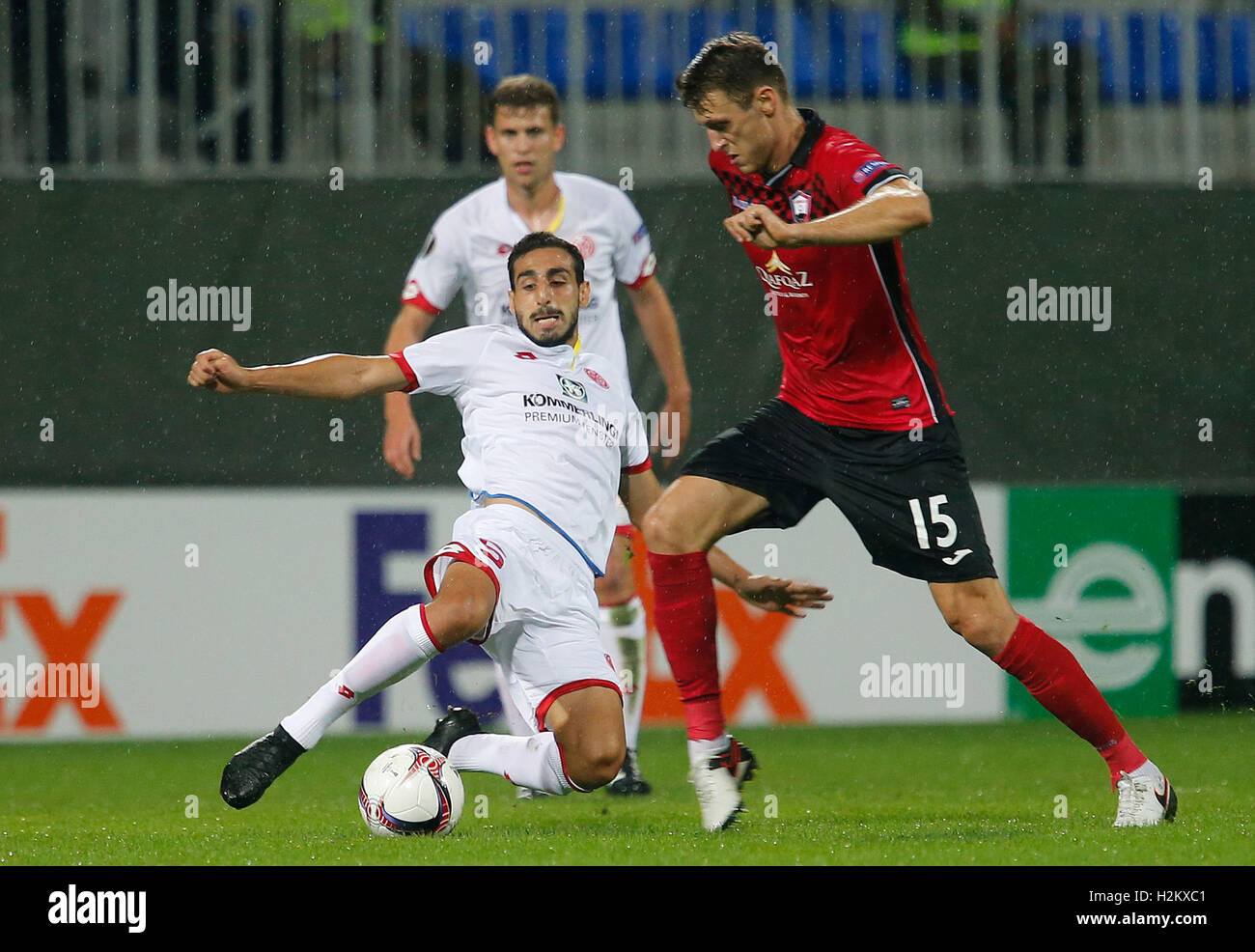 Baku, Aserbaidschan. 29. Sep, 2016. Der Mainzer Jose Rodriguez (l) und Gabala FC Vitaliy Vernydub kämpfen um den Ball während der Fußball-Gruppenspiel Europa League zwischen Gabala FC und FSV Mainz 05 in der Bakcell Arena in Baku, Aserbaidschan, 29. September 2016. Foto: RENE VIGNERON/DPA/Alamy Live-Nachrichten Stockfoto