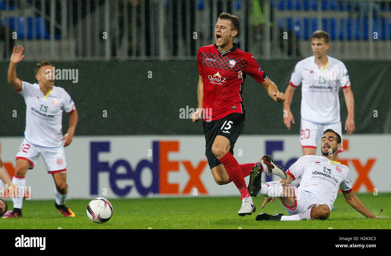 Baku, Aserbaidschan. 29. Sep, 2016. Der Mainzer Jose Rodriguez (r) und Gabala FC Vitaliy Vernydub kämpfen um den Ball während der Fußball-Gruppenspiel Europa League zwischen Gabala FC und FSV Mainz 05 in der Bakcell Arena in Baku, Aserbaidschan, 29. September 2016. Foto: RENE VIGNERON/DPA/Alamy Live-Nachrichten Stockfoto