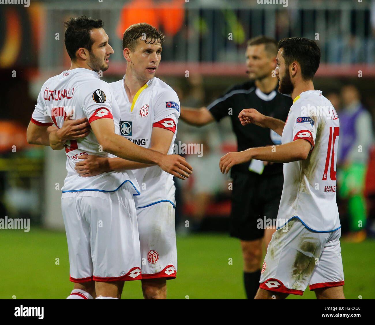 Baku, Aserbaidschan. 29. Sep, 2016. Der Mainzer Levin Oztunali (l-R) feiert sein Tor beim 3:2 mit Fabian Frei und Yunus Malli während der Fußball-Gruppenspiel Europa League zwischen Gabala FC und FSV Mainz 05 in der Bakcell Arena in Baku, Aserbaidschan, 29. September 2016. Foto: RENE VIGNERON/DPA/Alamy Live-Nachrichten Stockfoto